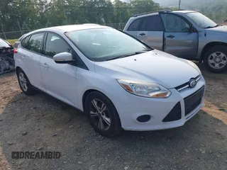 2014 Ford Focus SE z VIN 1FADP3K22EL402398, wystawiony jako IAAI lot #42384789 z przebiegiem 112 898 mil mil oraz . Historia ofert i sprzedaży dostępna na DreamBid. Obrazek 1.