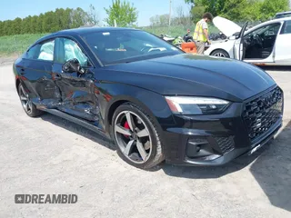 2023 Audi A5 Sportback S line Premium Plus z VIN WAUFACF56PA020881, wystawiony jako IAAI lot #42251421 z przebiegiem 19 493 mil mil oraz . Historia ofert i sprzedaży dostępna na DreamBid. Obrazek 1.