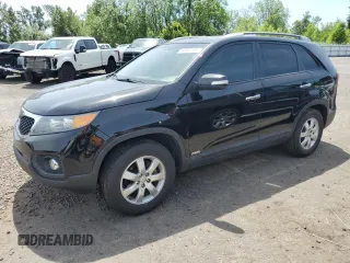 2013 Kia Sorento LX z VIN 5XYKTDA66DG328503, wystawiony jako Copart lot #60087395 z przebiegiem 173 288 mil mil oraz Szkoda całkowita • Salvage title. Historia ofert i sprzedaży dostępna na DreamBid. Obrazek 1.