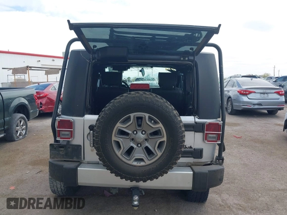 2008 Jeep Wrangler Sahara z VIN 1J4FA54158L640474, wystawiony jako IAAI lot #42243860 z przebiegiem 141 303 mil mil oraz . Historia ofert i sprzedaży dostępna na DreamBid. Obrazek 15.