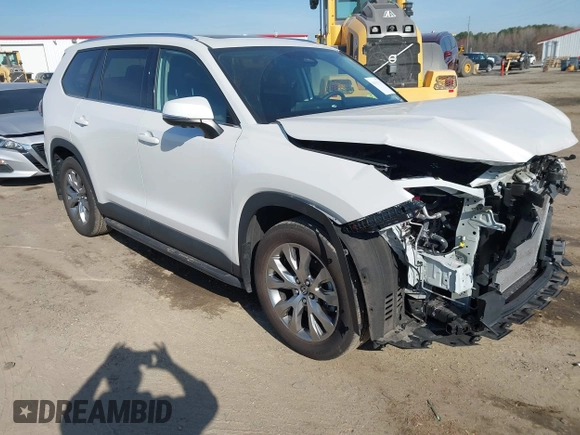 2024 Toyota Highlander XLE z VIN 5TDAAAA59RS013969, wystawiony jako IAAI lot #41816855 z przebiegiem 25 958 mil mil oraz . Historia ofert i sprzedaży dostępna na DreamBid. Obrazek 1.