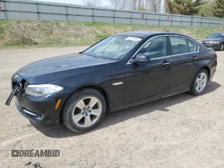 2013 BMW 5 Series 528i xDrive z VIN WBAXH5C50DD108867, wystawiony jako Copart lot #54914795 z przebiegiem 133 826 mil mil oraz Czysty tytuł • Clean title. Historia ofert i sprzedaży dostępna na DreamBid. Obrazek 1.