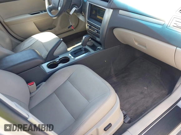 2010 Ford Fusion Hybrid z VIN 3FADP0L38AR411074, wystawiony jako IAAI lot #41928348 z przebiegiem 79 306 mil mil oraz . Historia ofert i sprzedaży dostępna na DreamBid. Obrazek 5.