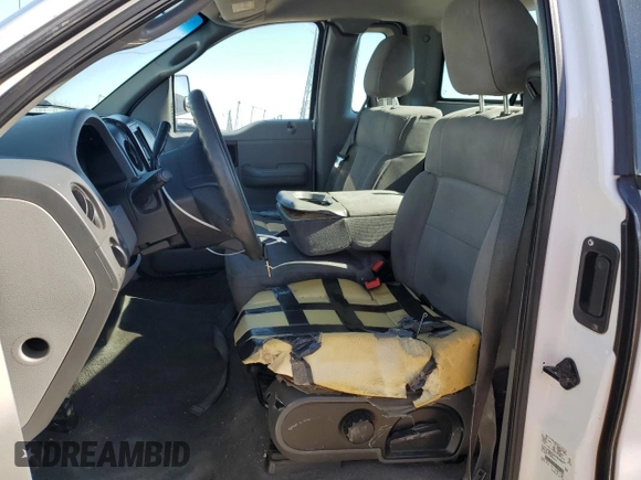 2004 Ford F-150 XL z VIN 1FTRF12W84NB39296, wystawiony jako Copart lot #54334695 z przebiegiem 299 033 mil mil oraz Szkody całkowita. Historia ofert i sprzedaży dostępna na DreamBid. Obrazek 7.