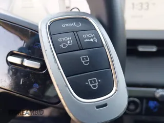 2024 Hyundai Ioniq 5 SE z VIN KM8KM4DE8RU300381, wystawiony jako IAAI lot #41907767 z przebiegiem 17 452 mil mil oraz . Historia ofert i sprzedaży dostępna na DreamBid. Obrazek 11.