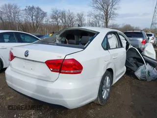 2015 Volkswagen Passat Limited Edition Edition z VIN 1VWAT7A33FC099429, wystawiony jako IAAI lot #41710894 z przebiegiem 97 991 mil mil oraz . Historia ofert i sprzedaży dostępna na DreamBid. Obrazek 4.