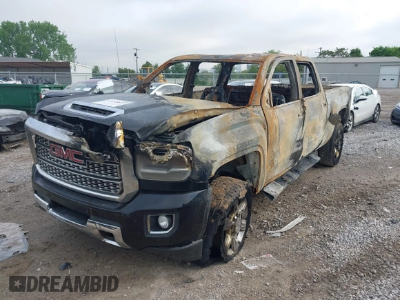 2018 GMC Sierra 2500HD Denali z VIN 1GT12UEY7JF156121, wystawiony jako IAAI lot #42248800 z przebiegiem Nie podano mil oraz . Historia ofert i sprzedaży dostępna na DreamBid. Obrazek 2.