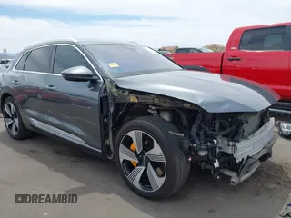 2019 Audi e-tron Prestige z VIN WA1VAAGE2KB008399, wystawiony jako IAAI lot #42249679 z przebiegiem 47 567 mil mil oraz . Historia ofert i sprzedaży dostępna na DreamBid. Obrazek 1.