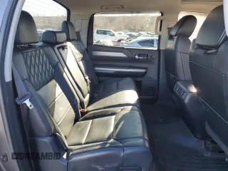 2017 Toyota Tundra Platinum z VIN 5TFAW5F16HX614411, wystawiony jako Copart lot #43986445 z przebiegiem 93 457 mil mil oraz Szkoda całkowita • Salvage title. Historia ofert i sprzedaży dostępna na DreamBid. Obrazek 10.