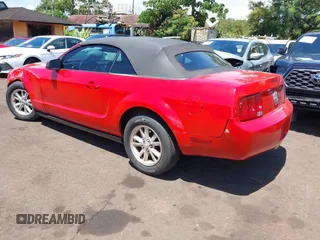 2007 Ford Mustang Deluxe z VIN 1ZVFT84N475282577, wystawiony jako IAAI lot #42239652 z przebiegiem 141 048 mil mil oraz . Historia ofert i sprzedaży dostępna na DreamBid. Obrazek 3.