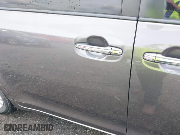 2016 Toyota Sienna XLE with VIN 5TDYK3DC4GS708455, listed as a IAAI auction lot 41914114 with 140,451 mi miles. Bid and sale history available at carsss.com. Image 6.