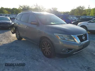 2016 Nissan Pathfinder Platinum with VIN 5N1AR2MN6GC642609, listed as a IAAI auction lot 41993008 with 204,435 mi miles. Bid and sale history available at carsss.com. Image 1.