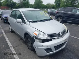 2011 Nissan Versa S z VIN 3N1BC1AP4BL454732, wystawiony jako IAAI lot #42501211 z przebiegiem 176 032 mil mil oraz . Historia ofert i sprzedaży dostępna na DreamBid. Obrazek 1.