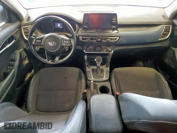 2021 Kia Seltos S z VIN KNDEU2AA7M7227096, wystawiony jako Copart lot #58540325 z przebiegiem 42 322 mil mil oraz Czysty tytuł • Clean title. Historia ofert i sprzedaży dostępna na DreamBid. Obrazek 8.