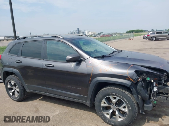 2016 Jeep Cherokee Trailhawk z VIN 1C4PJMBS1GW323434, wystawiony jako IAAI lot #42485364 z przebiegiem 130 351 mil mil oraz . Historia ofert i sprzedaży dostępna na DreamBid. Obrazek 14.