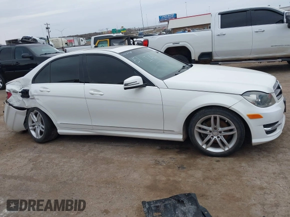 2014 Mercedes-Benz C 250 Sport z VIN WDDGF4HB7EG213817, wystawiony jako IAAI lot #41745579 z przebiegiem Nie podano mil oraz . Historia ofert i sprzedaży dostępna na DreamBid. Obrazek 12.