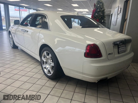 2010 Rolls-Royce Ghost z VIN SCA664S57AUX48643, wystawiony jako Copart lot #83959114 z przebiegiem 52 605 mil mil oraz Czysty tytuł • Clean title. Historia ofert i sprzedaży dostępna na DreamBid. Obrazek 3.