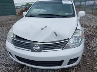 2009 Nissan Versa S z VIN 3N1BC13E19L442205, wystawiony jako IAAI lot #42446103 z przebiegiem 125 011 mil mil oraz . Historia ofert i sprzedaży dostępna na DreamBid. Obrazek 6.
