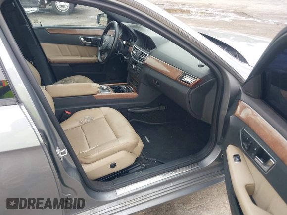 2012 Mercedes-Benz E 350 Luxury z VIN WDDHF8JB5CA601960, wystawiony jako IAAI lot #42274484 z przebiegiem 223 569 mil mil oraz . Historia ofert i sprzedaży dostępna na DreamBid. Obrazek 5.