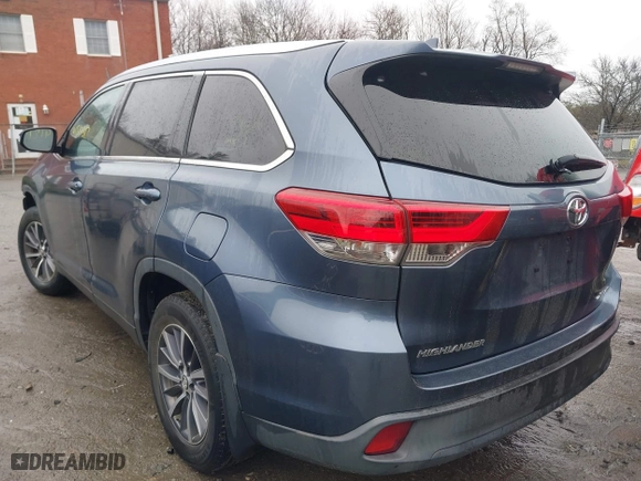 2019 Toyota Highlander SE with VIN 5TDJZRFH1KS959015, listed as a IAAI auction lot 41817317 with 98,365 mi miles. Bid and sale history available at carsss.com. Image 3.