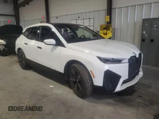 2023 BMW iX xDrive50 z VIN WB523CF0XPCM62725, wystawiony jako Copart lot #58658353 z przebiegiem 1203 mil mil oraz . Historia ofert i sprzedaży dostępna na DreamBid. Obrazek 4.