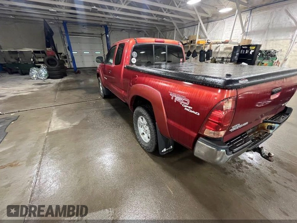 2007 Toyota Tacoma with VIN 5TEUU42NX7Z341101, listed as a IAAI auction lot 42588633 with 196,587 mi miles and . Bid and sale history available at DreamBid. Image 3.