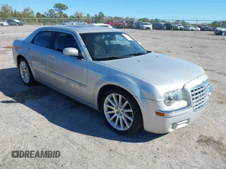2008 Chrysler 300 C Hemi with VIN 2C3LA63HX8H259685, listed as a IAAI auction lot 41784434 with 305,258 mi miles. Bid and sale history available at carsss.com. Image 1.