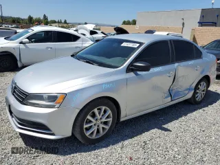 2015 Volkswagen Jetta SE z VIN 3VWD17AJ2FM263186, wystawiony jako Copart lot #57437705 z przebiegiem 106 760 mil mil oraz Szkoda całkowita • Salvage title. Historia ofert i sprzedaży dostępna na DreamBid. Obrazek 1.