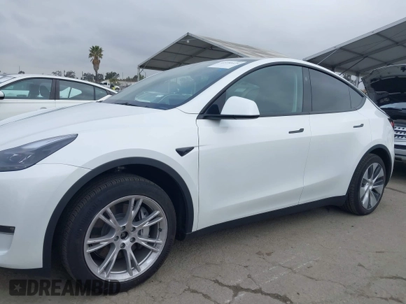2024 Tesla Model Y Long Range with VIN 7SAYGDEEXRF059620, listed as a IAAI auction lot 42190425 with 16,682 mi miles. Bid and sale history available at carsss.com. Image 14.