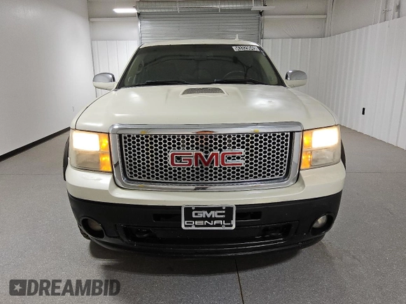2011 GMC Sierra 1500 Denali z VIN 3GTP2XE21BG345323, wystawiony jako Copart lot #43329045 z przebiegiem 236 126 mil mil oraz Czysty tytuł • Clean title. Historia ofert i sprzedaży dostępna na DreamBid. Obrazek 5.