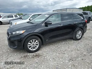 2019 Kia Sorento LX z VIN 5XYPGDA55KG505878, wystawiony jako Copart lot #57870565 z przebiegiem 131 393 mil mil oraz Czysty tytuł • Clean title. Historia ofert i sprzedaży dostępna na DreamBid. Obrazek 1.