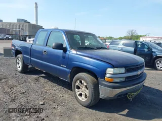2002 Chevrolet Silverado 1500 LS with VIN 2GCEK19V321260565, listed as a IAAI auction lot 42151550 with 117,350 mi miles. Bid and sale history available at carsss.com. Image 1.