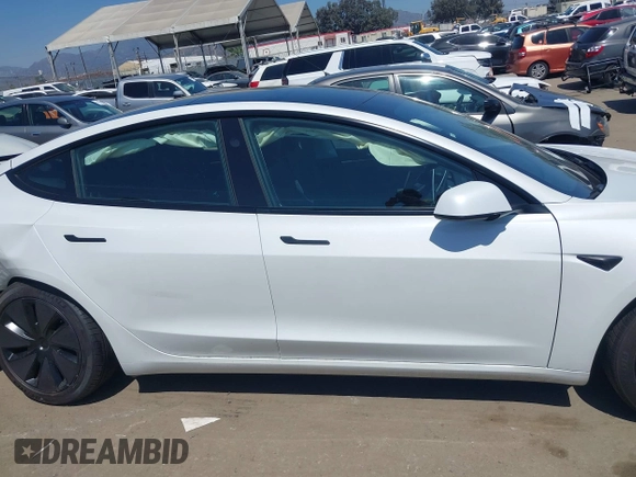 2025 Tesla Model 3 Long Range z VIN 5YJ3E1EAXSF885110, wystawiony jako IAAI lot #42400734 z przebiegiem 4 276 mil mil oraz . Historia ofert i sprzedaży dostępna na DreamBid. Obrazek 13.