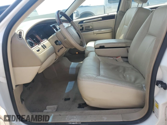 2008 Lincoln Town Car Limited z VIN 2LNHM82V38X660959, wystawiony jako Copart lot #57168355 z przebiegiem 194 630 mil mil oraz Szkoda całkowita • Salvage title. Historia ofert i sprzedaży dostępna na DreamBid. Obrazek 7.