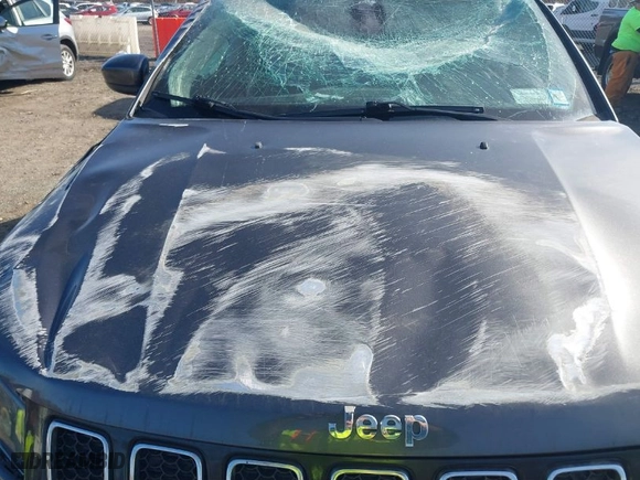 2019 Jeep Compass Latitude with VIN 3C4NJDBB2KT760879, listed as a IAAI auction lot 41828861 with 68,450 mi miles. Bid and sale history available at carsss.com. Image 6.