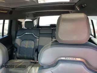2022 Rivian R1S Launch Edition z VIN 7PDSGABL6NN000590, wystawiony jako Copart lot #61510904 z przebiegiem Nie podano mil oraz Szkody całkowita. Historia ofert i sprzedaży dostępna na DreamBid. Obrazek 8.
