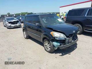 2013 Kia Soul + z VIN KNDJT2A60D7495033, wystawiony jako IAAI lot #42259408 z przebiegiem 117 341 mil mil oraz . Historia ofert i sprzedaży dostępna na DreamBid. Obrazek 1.