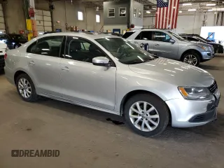 2013 Volkswagen Jetta SE z VIN 3VWDX7AJ5DM255319, wystawiony jako Copart lot #53966435 z przebiegiem 155 561 mil mil oraz Szkoda całkowita • Salvage title. Historia ofert i sprzedaży dostępna na DreamBid. Obrazek 4.