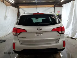 2014 Kia Sorento LX z VIN 5XYKTCA6XEG465634, wystawiony jako Copart lot #57148995 z przebiegiem 201 503 mil mil oraz Szkoda całkowita • Salvage title. Historia ofert i sprzedaży dostępna na DreamBid. Obrazek 6.
