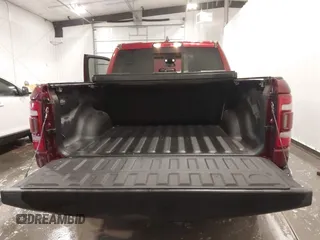 2020 Ram 1500 Laramie z VIN 1C6SRFJT5LN109384, wystawiony jako IAAI lot #42290125 z przebiegiem 73 629 mil mil oraz . Historia ofert i sprzedaży dostępna na DreamBid. Obrazek 18.