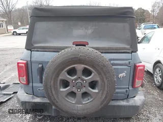 2023 Ford Bronco z VIN 1FMEE5BP2PLC08268, wystawiony jako IAAI lot #41207041 z przebiegiem 10 241 mil mil oraz . Historia ofert i sprzedaży dostępna na DreamBid. Obrazek 16.