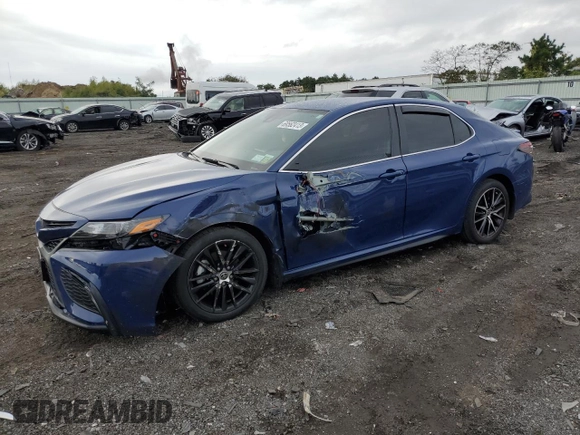 2023 Toyota Camry SE z VIN 4T1T11BK9PU076975, wystawiony jako Copart lot #69562413 z przebiegiem 17 735 mil mil oraz Nie do naprawy • Non repairable. Historia ofert i sprzedaży dostępna na DreamBid. Obrazek 1.