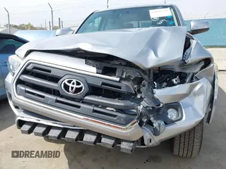 2017 Toyota Tacoma SR5 z VIN 3TMAZ5CN0HM038271, wystawiony jako IAAI lot #42042570 z przebiegiem 81 978 mil mil oraz . Historia ofert i sprzedaży dostępna na DreamBid. Obrazek 6.