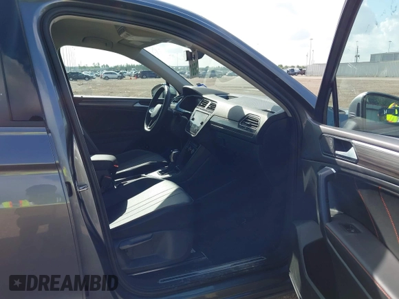 2024 Volkswagen Tiguan Wolfsburg Edition z VIN 3VV6B7AX8RM224282, wystawiony jako IAAI lot #42571544 z przebiegiem 16 516 mil mil oraz . Historia ofert i sprzedaży dostępna na DreamBid. Obrazek 5.