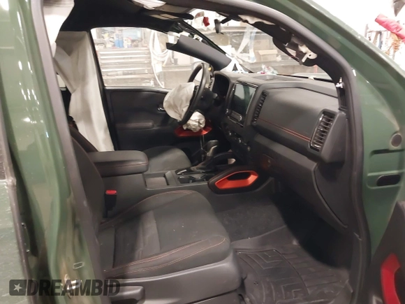 2023 Nissan Frontier SV z VIN 1N6ED1EK7PN629808, wystawiony jako IAAI lot #41066366 z przebiegiem 25 507 mil mil oraz . Historia ofert i sprzedaży dostępna na DreamBid. Obrazek 5.