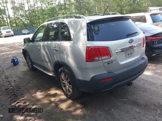 2011 Kia Sorento EX z VIN 5XYKUDA24BG173649, wystawiony jako IAAI lot #42413296 z przebiegiem 210 803 mil mil oraz . Historia ofert i sprzedaży dostępna na DreamBid. Obrazek 3.