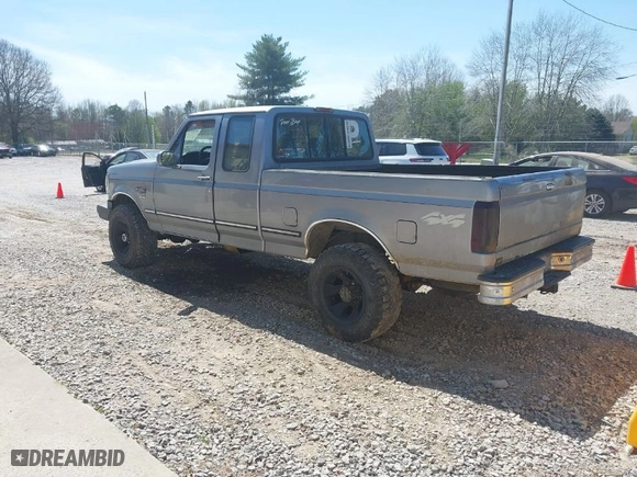 1996 Ford F-250 with VIN 1FTHX26F0TEB68671, listed as a IAAI auction lot 41903909 with 330,621 mi miles. Bid and sale history available at carsss.com. Image 3.