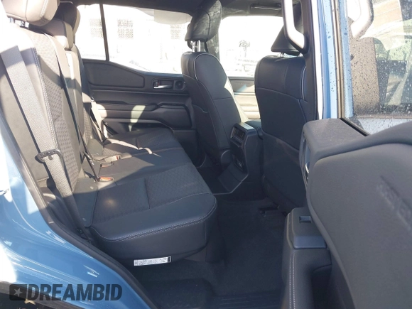 2024 Toyota Land Cruiser z VIN JTEABFAJ7RK003144, wystawiony jako IAAI lot #42040885 z przebiegiem 4 749 mil mil oraz . Historia ofert i sprzedaży dostępna na DreamBid. Obrazek 8.