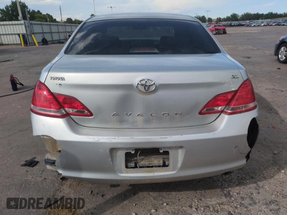 2007 Toyota Avalon XL z VIN 4T1BK36B17U195702, wystawiony jako Copart lot #58081355 z przebiegiem Nie podano mil oraz Szkoda całkowita • Salvage title. Historia ofert i sprzedaży dostępna na DreamBid. Obrazek 6.