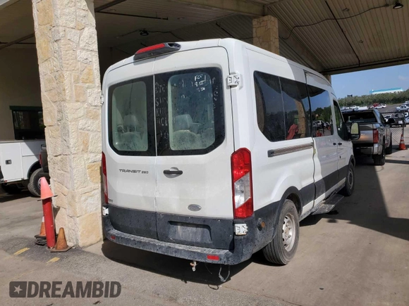 2019 Ford Transit Passenger XL z VIN 1FBAX2CM8KKA85224, wystawiony jako IAAI lot #42845272 z przebiegiem 142 658 mil mil oraz . Historia ofert i sprzedaży dostępna na DreamBid. Obrazek 4.